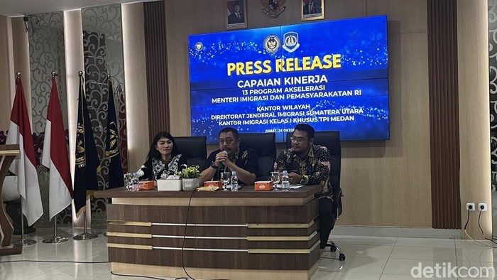 Press Conference capaian kinerja Imigrasi Medan