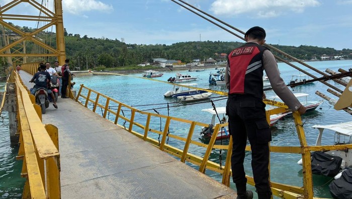 Jembatan Kuning Nusa Lembongan Aparat kepolisian Polsek Nusa Penida memasang police line pasca jatuhnya 2 WNA Belanda di Jembatan Kuning, Nusa Lembongan (24/10/2025).
