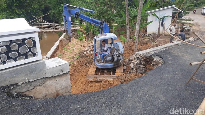 Jembatan Pati Ambrol Kondisi jembatan penghubung Sokopuluhan- Mecon tepatnya Desa Pelemgede Kecamatan Pucakwangi, yang ambrol, Jumat (24/10/2025)