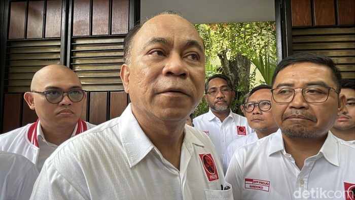 Ketua Umum Projo Budi Arie Setiadi usai menemui Presiden ke-7 Joko Widodo (Jokowi) di Sumber, Banjarsari, Solo, Jumat (24/10/2025).