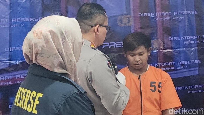 Tersangka Yudi, ayah yang jual bayinya sendiri diintrogasi polisi.