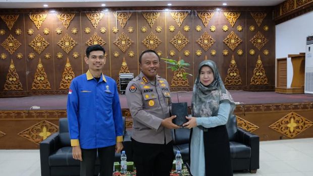 Kabid Humas Polda Riau Kombes Anom Karibianto turun menyosialisasikan Green Policing di kampus.