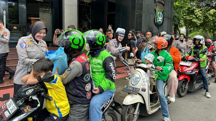Kapolda Metro Jaya Irjen Asep Edi Suheri memimpin pembagian paket sembako ke pengemudi ojol. Kegiatan ini digelar serentak di 13 polres jajaran. (dok Istimewa) Kapolda Metro Jaya Irjen Asep Edi Suheri memimpin pembagian paket sembako ke pengemudi ojol. Kegiatan ini digelar serentak di 13 polres jajaran. (dok Istimewa)