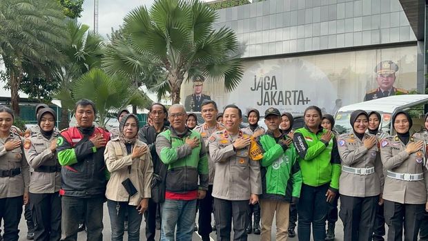 Kapolda Metro Jaya Irjen Asep Edi Suheri memimpin pembagian paket sembako ke pengemudi ojol. Kegiatan ini digelar serentak di 13 polres jajaran. (dok Istimewa)
