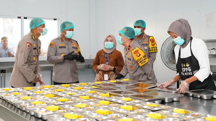 Kapolda Metro Jaya Irjen Asep Edi Suheri meninjau dapur Satuan Pelayanan Pemenuhan Gizi (SPPG) Cengkareng. (dok. ist)
