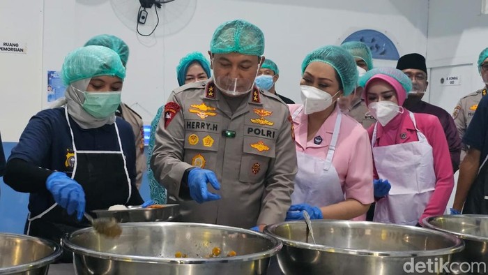 Kapolda Riau Irjen Pol Herry Heryawan meresmikan Dapur SPPG Polres Rohul, Jumat (24/10/2025).