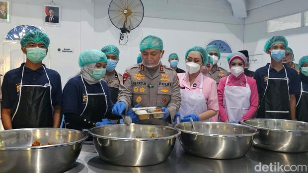 Kapolda Riau Irjen Pol Herry Heryawan meresmikan Dapur SPPG Polres Rohul, Jumat (24/10/2025).