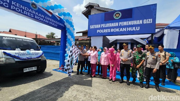 Kapolda Riau Irjen Pol Herry Heryawan meresmikan Dapur SPPG Polres Rohul, Jumat (24/10/2025).