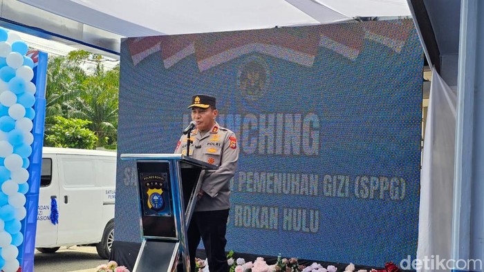 Kapolda Riau meresmikan dapur SPPG untuk program makan bergizi gratis. Dapur ini mendukung pemenuhan gizi aman dan berkualitas bagi masyarakat. (Mei Amelia/detikcom)