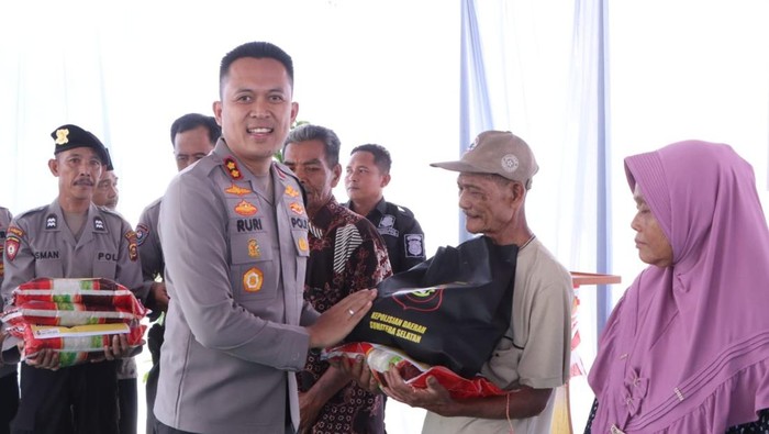 Kapolres Banyuasin AKBP Ruri Prastowo memberikan bantuan Jumat berkah
