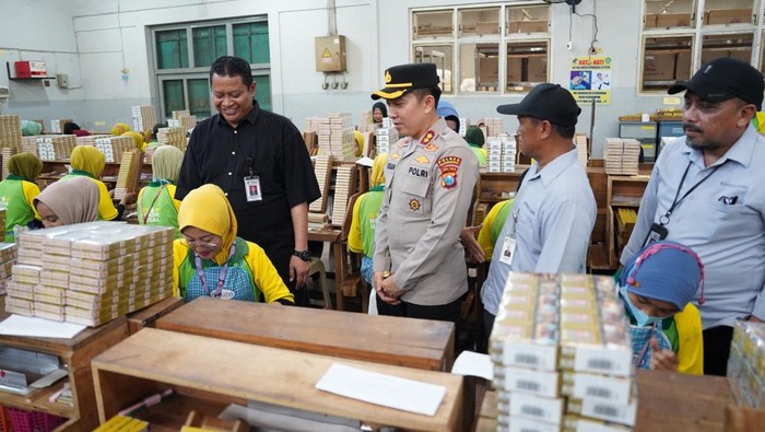 Kapolres Bojonegoro AKBP Afrian Satya Permadi Kapolres Bojonegoro AKBP Afrian Satya Permadi sambangi pabrik rokok