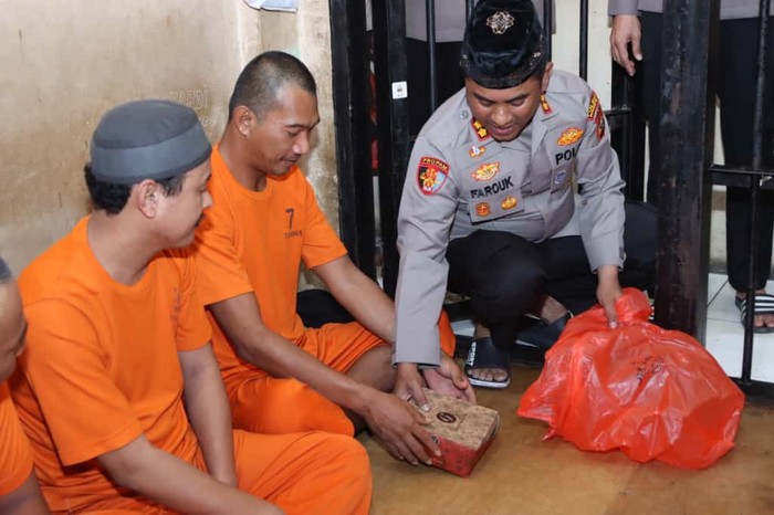 Kapolres Indragiri Hilir (Inhil) AKBP Farouk Oktora beserta jajaran melaksanakan kegiatan Jumat Berkah dengan membagikan makanan kepada para tahanan. (dok Istimewa)