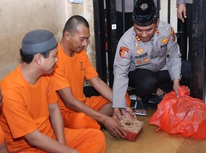 Semangat Peduli, Kapolres Inhil Bagikan Makanan Jumat Berkah ke Tahanan
