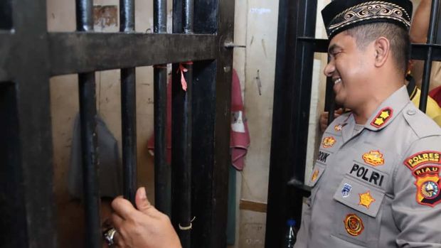 Kapolres Indragiri Hilir (Inhil) AKBP Farouk Oktora beserta jajaran melaksanakan kegiatan Jumat Berkah dengan membagikan makanan kepada para tahanan. (dok Istimewa)