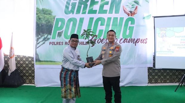 Kapolres Rohil AKBP Isa Imam Syahroni mensosialisasikan Green Policing di Kampus ITR, Jumat (24/10/2025).