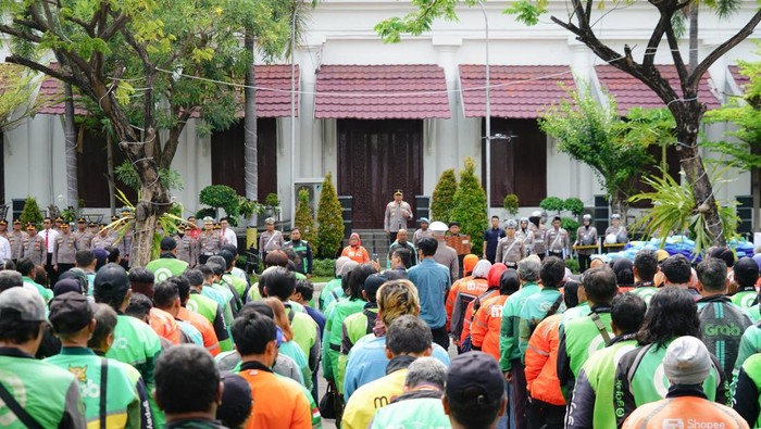 Sinergi Polisi dan Driver Ojol dalam Apel Kamtibmas Polrestabes Surabaya