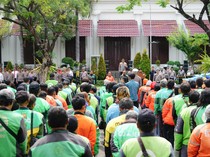 Sinergi Polisi dan Driver Ojol dalam Apel Kamtibmas Polrestabes Surabaya