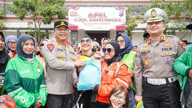 Kapolrestabes Surabaya Kombes Luthfie Sulistiawan memimpin Apel Ojol Kamtibmas di Surabaya. Kapolrestabes Surabaya Kombes Luthfie Sulistiawan memimpin Apel Ojol Kamtibmas di Surabaya.