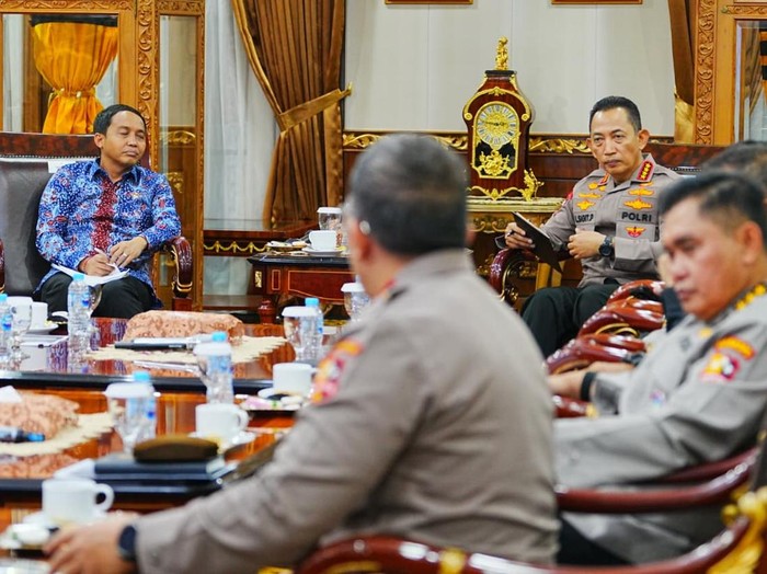 Kapolri Jenderal Listyo Sigit Prabowo menerima audiensi dengan Menhut Raja Juli Antoni (Dok istimewa) Kapolri Jenderal Listyo Sigit Prabowo menerima audiensi dengan Menhut Raja Juli Antoni (Dok istimewa)