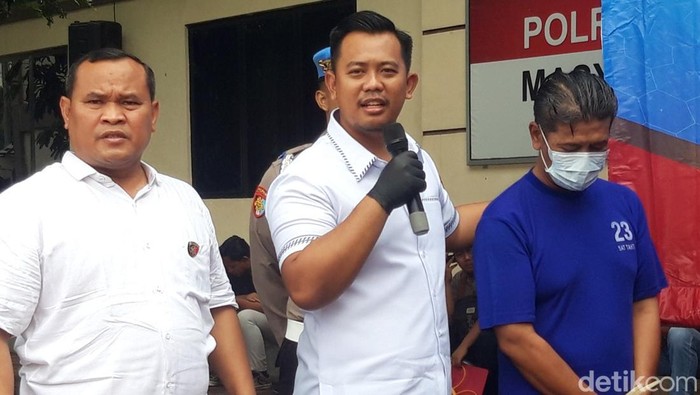 Kasat Reskrim Polres Boyolali, AKP Indrawan Wira Saputra menanyai tersangka pencurian sepeda onthel yang videonya viral.