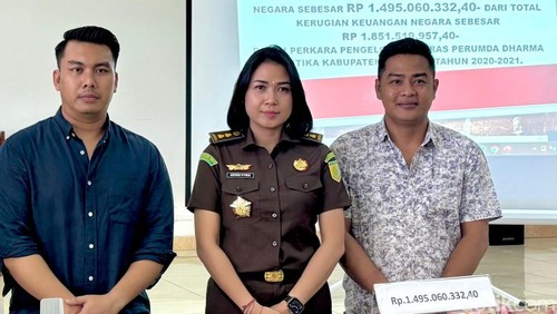 Kejari Tabanan menerima pengembalian uang kerugian negara hasil korupsi pengelolaan beras, Jumat (24/10/2025). /Krisna Pradipta