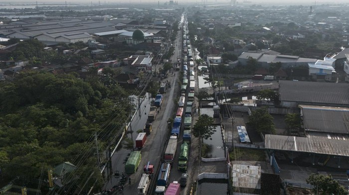 Kemacetan Panjang Akibat Banjir Landa Jalur Pantura Semarang Pengendara sepeda motor melintas di antara truk yang terjebak kemacetan di jalur utama pantura Semarang-Surabaya, Jalan Kaligawe Raya, Semarang, Jawa Tengah, Jumat (24/10/2025). Kemacetan tersebut terjadi akibat banjir di jalur utama Pantura Semarang - Surabaya yang disebabkan oleh anomali cuaca dengan intensitas hujan tinggi yang melanda pada Selasa (21/10) hingga Kamis (23/10). ANTARA FOTO/Aprillio Akbar