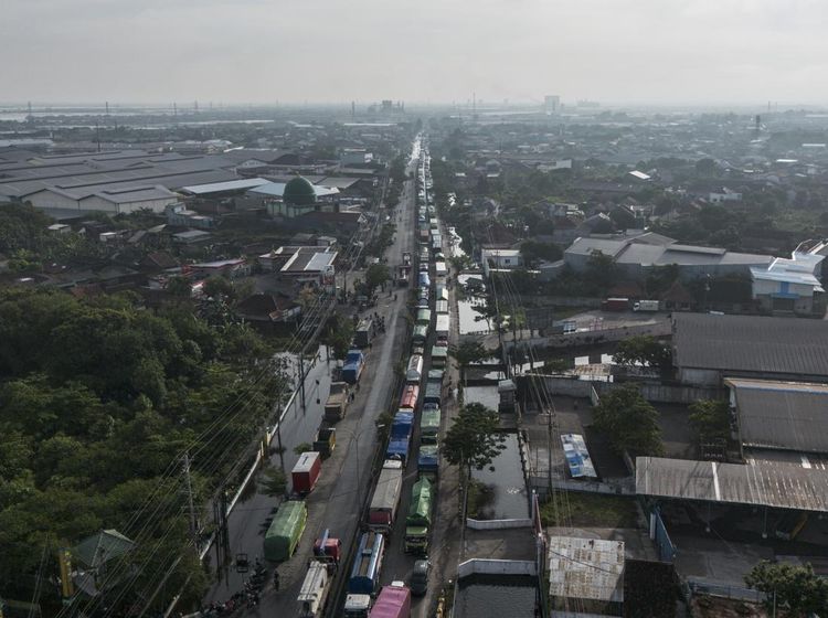 Kemacetan Panjang Akibat Banjir Landa Jalur Pantura Semarang