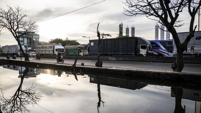 Kemacetan Panjang Akibat Banjir Landa Jalur Pantura Semarang Pengendara sepeda motor melintas di antara truk yang terjebak kemacetan di jalur utama pantura Semarang-Surabaya, Jalan Kaligawe Raya, Semarang, Jawa Tengah, Jumat (24/10/2025). Kemacetan tersebut terjadi akibat banjir di jalur utama Pantura Semarang - Surabaya yang disebabkan oleh anomali cuaca dengan intensitas hujan tinggi yang melanda pada Selasa (21/10) hingga Kamis (23/10). ANTARA FOTO/Aprillio Akbar