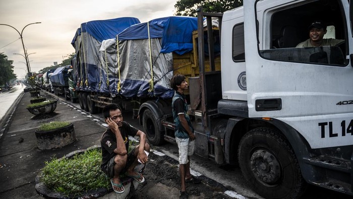 Kemacetan Panjang Akibat Banjir Landa Jalur Pantura Semarang Pengendara sepeda motor melintas di antara truk yang terjebak kemacetan di jalur utama pantura Semarang-Surabaya, Jalan Kaligawe Raya, Semarang, Jawa Tengah, Jumat (24/10/2025). Kemacetan tersebut terjadi akibat banjir di jalur utama Pantura Semarang - Surabaya yang disebabkan oleh anomali cuaca dengan intensitas hujan tinggi yang melanda pada Selasa (21/10) hingga Kamis (23/10). ANTARA FOTO/Aprillio Akbar