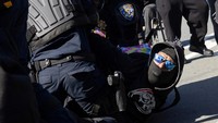 Polisi juga menangkap beberapa orang yang dianggap memprovokasi kerumunan. REUTERS/Manuel Orbegozo Polisi juga menangkap beberapa orang yang dianggap memprovokasi kerumunan. REUTERS/Manuel Orbegozo