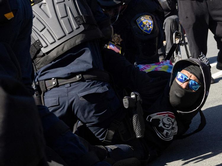 Kericuhan Warnai Protes Kedatangan Agen Federal di Alameda