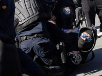 Kericuhan Warnai Protes Kedatangan Agen Federal di Alameda