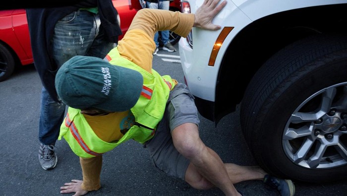 Aksi protes menolak kedatangan agen federal di pangkalan Penjaga Pantai Alameda, California, pada Kamis (23/10/2025), berakhir ricuh. Sejumlah demonstran dan aparat kepolisian terlibat saling dorong di tengah kerumunan massa yang memadati area sekitar pangkalan. REUTERS/Manuel Orbegozo