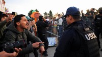 Seorang demonstran berdebat dengan seorang petugas Penjaga Pantai Amerika Serikat selama protes terhadap kedatangan agen federal di pangkalan Penjaga Pantai di Alameda, California. REUTERS/Carlos Barria Seorang demonstran berdebat dengan seorang petugas Penjaga Pantai Amerika Serikat selama protes terhadap kedatangan agen federal di pangkalan Penjaga Pantai di Alameda, California. REUTERS/Carlos Barria