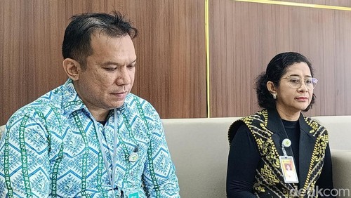 Ketua Perdatin NTT, Robinzon G. Fanggidae (kiri) saat diwawancarai di Kupang.