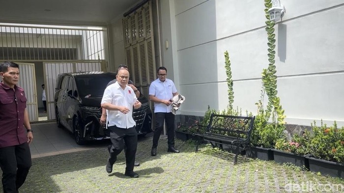 Ketum Projo, Budie Arie menemui Presiden ke-7, Joko Widodo di kediaman Sumber, Banjarsari, Solo, Jumat (24/10/2025).