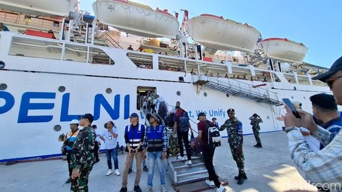 Sebanyak 343 calon Secaba TNI AD saat diberangkan melalui Pelabuhan Tenau, Kota Kupang, NTT, Jumat (24/10/2025). (Yufengki Bria/detikBali).