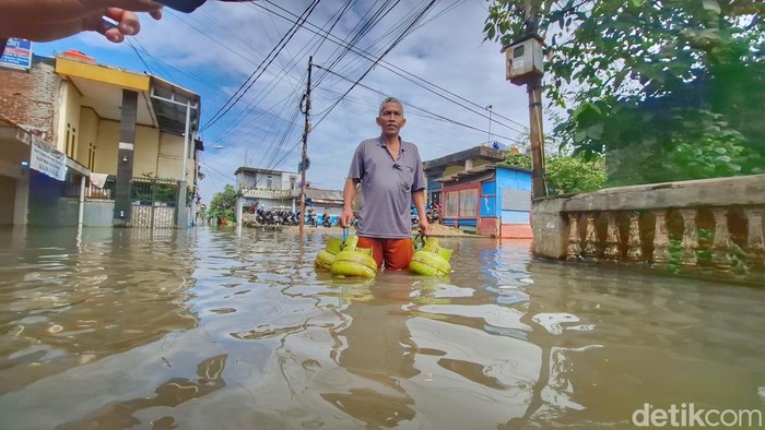 Kondisi banjir Kampung Bojongasih, Kecamatan Dayeuhkolot, Kabupaten Bandung, Jumat (24/10/2025).