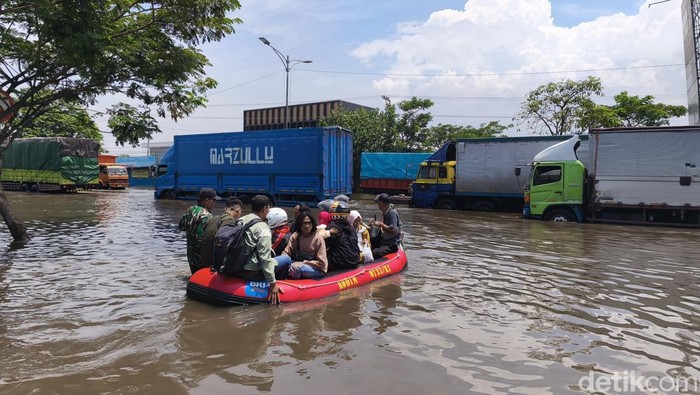 Kondisi Jalan Pantura Semarang-Demak, depan RSI Sultan Agung Semarang, Jumat (24/10/2025) siang.
