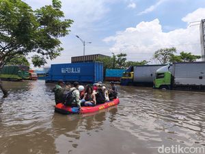 Pantura Semarang Masih Banjir Selutut, Hanya Truk-Bus yang Berani Lewat