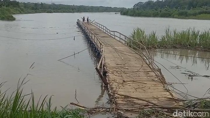 Kondisi jembatan apung rusak parah di Ngentakrejo, Lendah, Kulon Progo, Jumat (24/10/2025). Kondisi jembatan apung rusak parah di Ngentakrejo, Lendah, Kulon Progo, Jumat (24/10/2025).