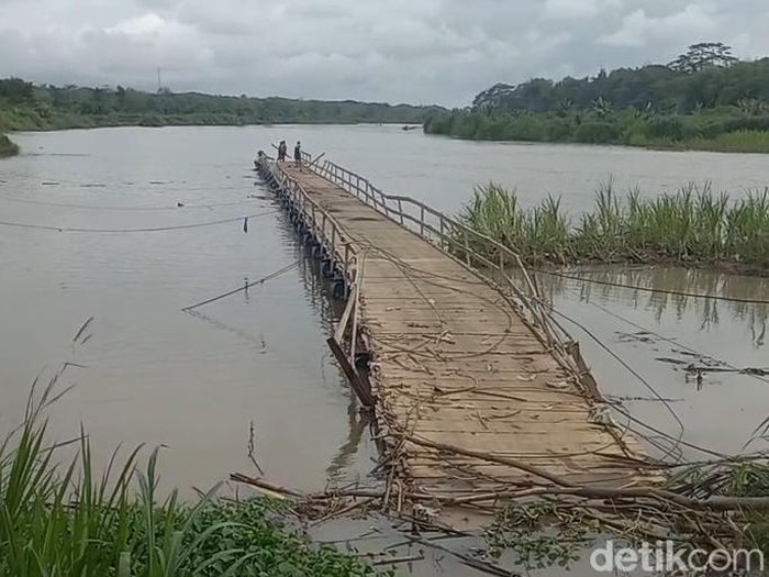 Kondisi jembatan apung rusak parah di Ngentakrejo, Lendah, Kulon Progo, Jumat (24/10/2025).