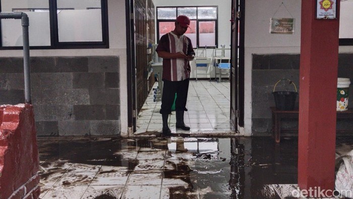 Kondisi SDN 065 Cihampelas Kota Bandung setelah diterjang banjir