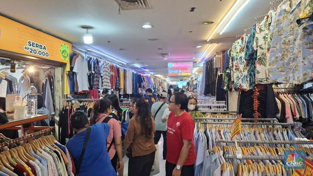 Kondisi Sentra Penjualan Pakaian Bekas di Pasar Senen, Jakarta Pusat, Jumat (24/10/2025). (CNBC Indonesia/Chandra Dwi Prananta)