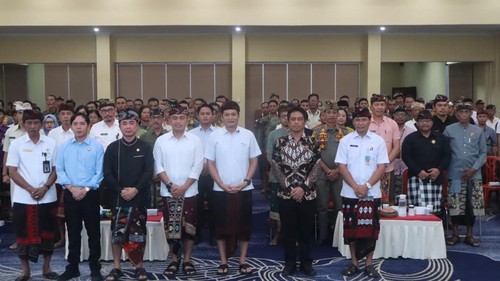 Konsultasi Publik yang melibatkan Perbekel, Lurah, dan Polprades se-Jembrana di Ballroom Gedung Kesenian Bungkarno pada Kamis (16/10/2025).