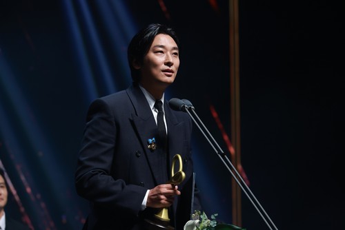 Artis Korea menerima penghargaan di Korea Popular Culture and Arts Awards 2025 digelar Kamis (23/10/2025) di Teater Nasional, Seoul, Korea Selatan.