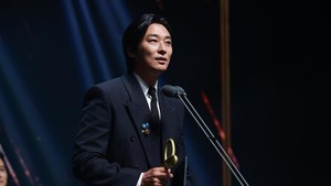 Momen aktor Ju Ji Hoon ngasih pidato setelah menerima piala Penghargaan Menteri Kebudayaan, Olahraga, dan Pariwisata. (Foto: dok. KOREA CREATIVE CONTENT AGENCY)