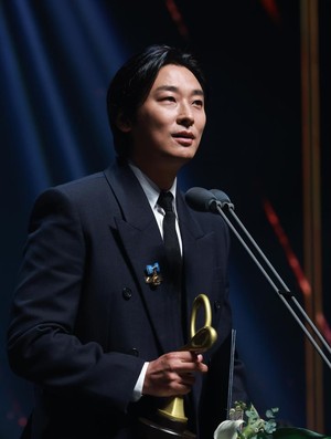 Para Bintang Bersinar di Korea Popular Culture and Arts Awards 2025