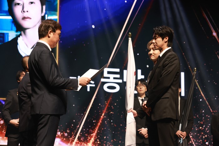 Artis Korea menerima penghargaan di Korea Popular Culture and Arts Awards 2025 digelar Kamis (23/10/2025) di Teater Nasional, Seoul, Korea Selatan.