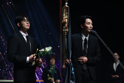 Artis Korea menerima penghargaan di Korea Popular Culture and Arts Awards 2025 digelar Kamis (23/10/2025) di Teater Nasional, Seoul, Korea Selatan.